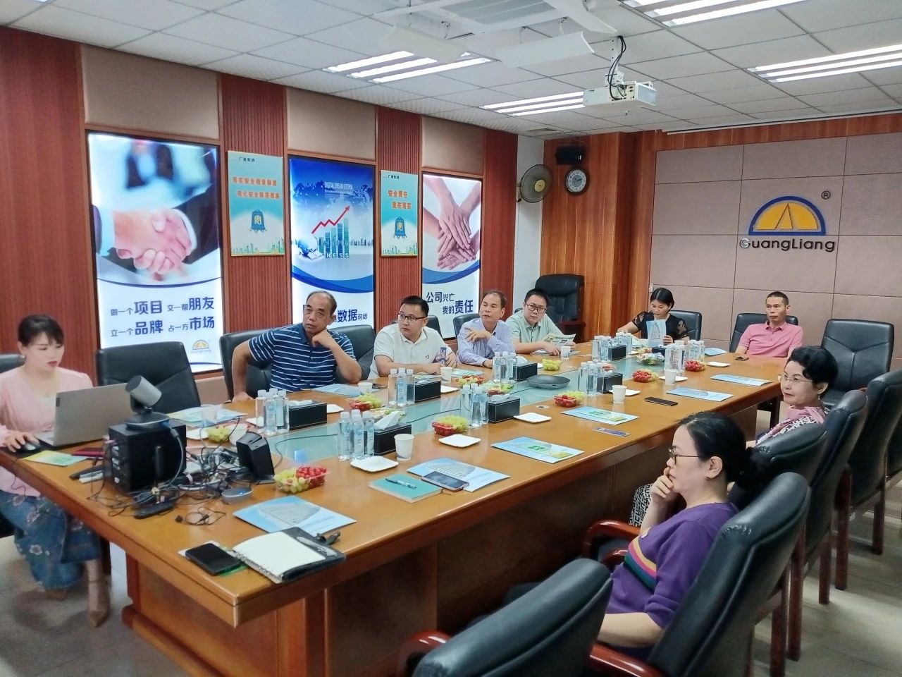 高州市根子镇当局党委及商会辅导一行光临J9集团集团互换座谈同谋发展