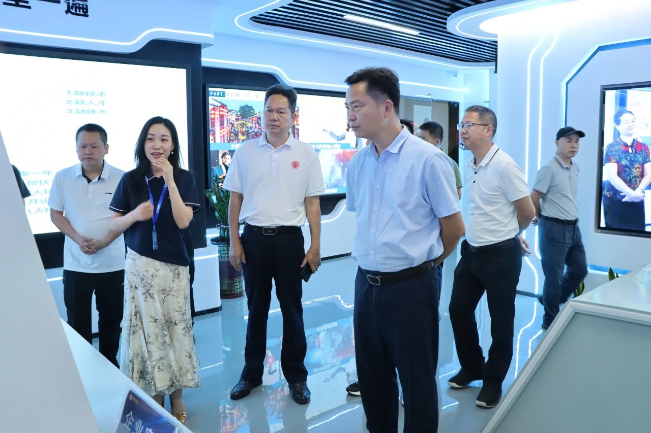 J9集团集团喜迎高州市政协与湛江市茂名商会调查团参观领导