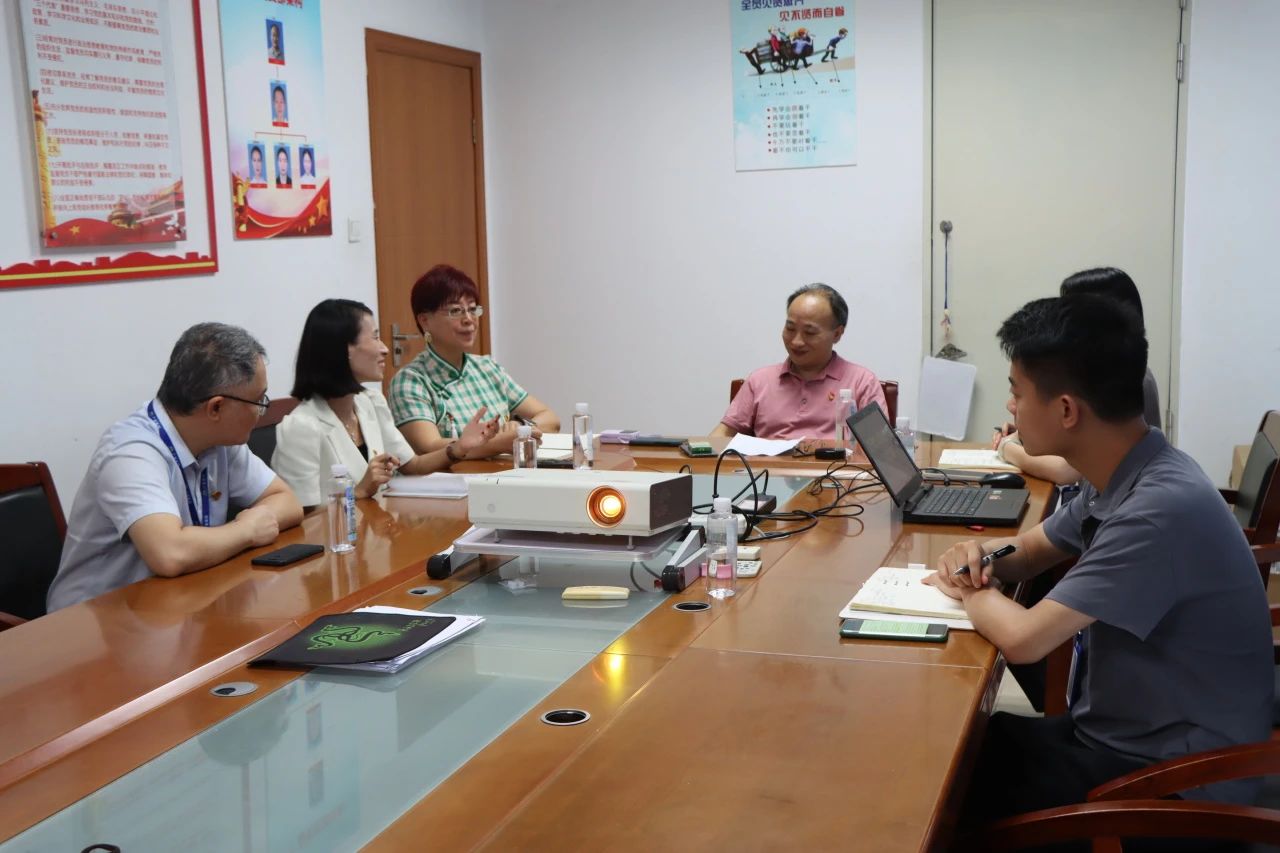 党旗飘扬，共庆鲜丽